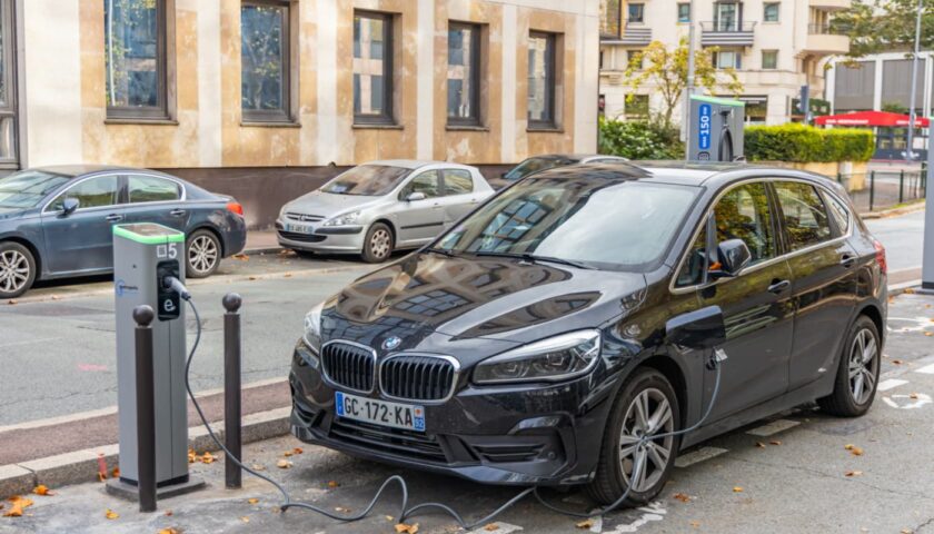 une voiture garée dans la rue