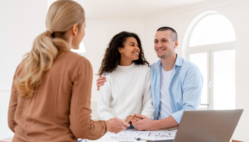 un conseiller en gestion de patrimoine avec des clients