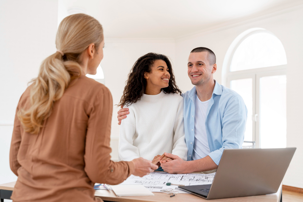 un conseiller en gestion de patrimoine avec des clients