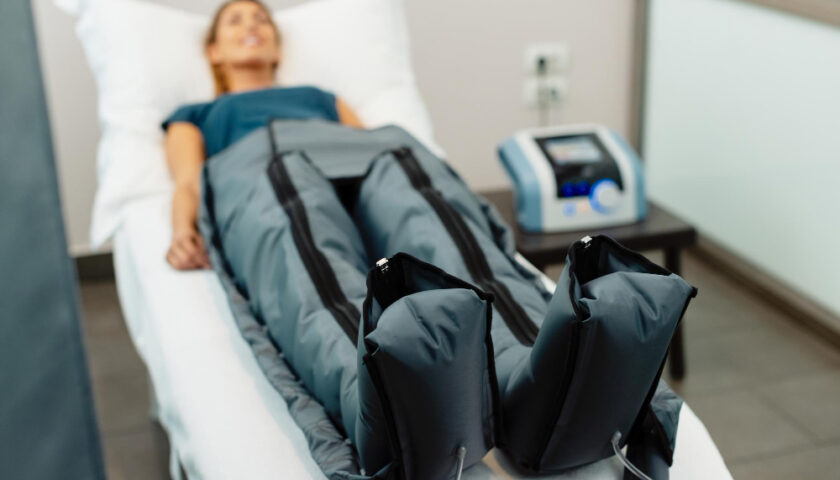 une femme avec un appareil de drainage lymphatique